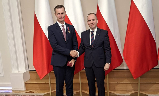 Zdjęcie do W&oacute;jt Gminy Świerklany Tomasz Pieczka odznaczony Brązowym Krzyżem Zasługi